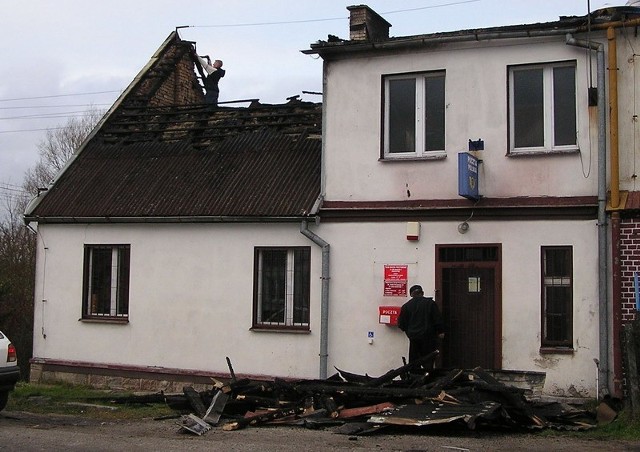 Do groLnego pozaru doszlo w sobote w Piaszczynie, gmina Miastko. Zapalil sie dach budynku miejscowej poczty.