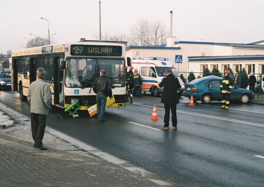 W Bialymstoku samochód zderzyl sie z autobusem. Kierowce...