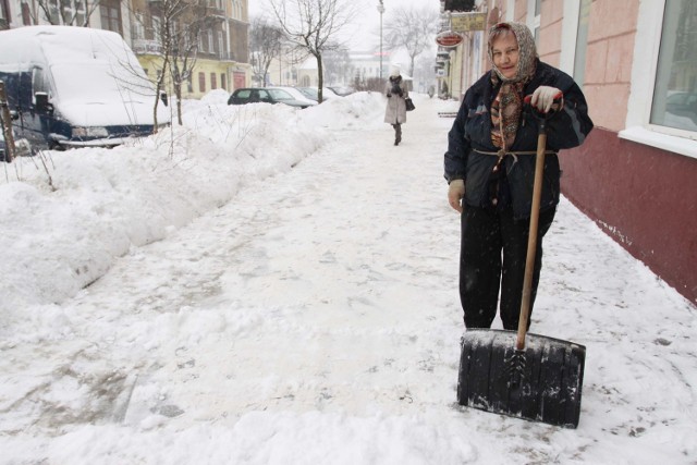- Tak ten śnieg pada, że trudno nadążyć z odśnieżaniem &#8211; mówiła nam spotkana przy ulicy Żeromskiego Janina Grabkowska.