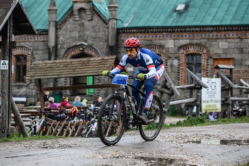 Ponad 1000 zawodników w historycznych zawodach na Polanie Jakuszyckiej. 8. Rowerowy Bieg Piastów