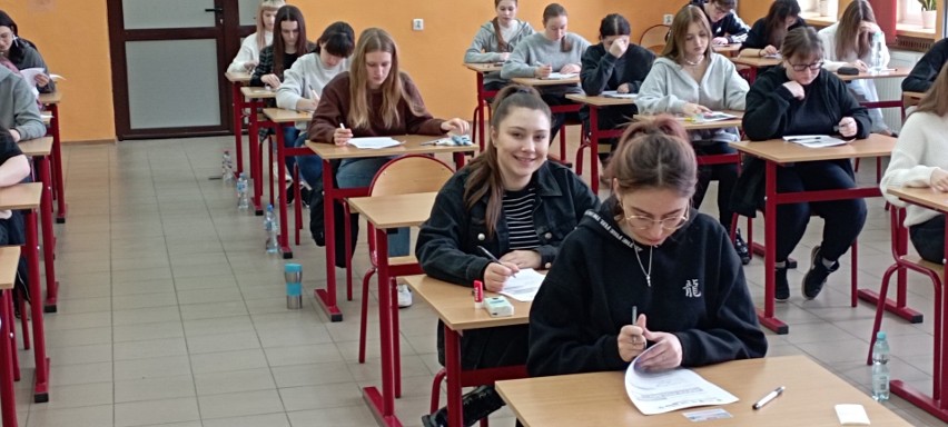 Próbna matura w jędrzejowskich szkołach. Na zdjęciu egzamin...
