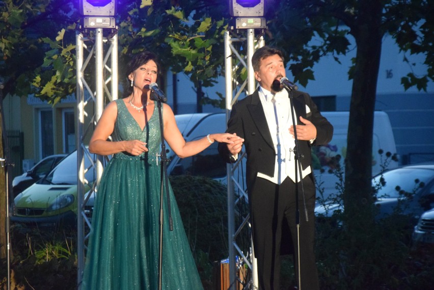Iwona Kaczmarek śpiewająca sopranem i jej mąż Piotr...
