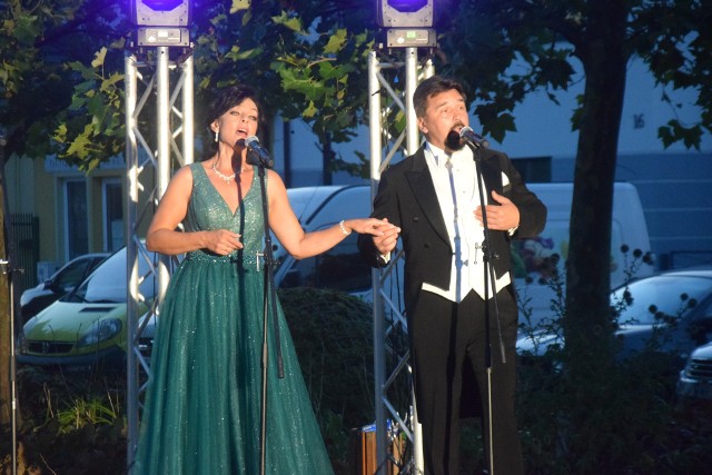 Iwona Kaczmarek śpiewająca sopranem i jej mąż Piotr Kaczmarek – tenor, zaprezentowali w Białobrzegach najpiękniejsze pieśni operetkowe. Więcej z kncertu na kolejnych zdjęciach. 