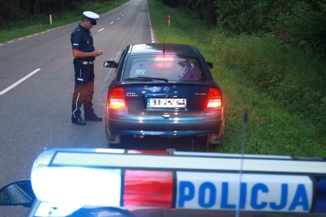 31-latek będzie odpowiadał przed sądem za jazdę bez prawa jazdy oraz narażenie bezpieczeństwa własnego dziecka.