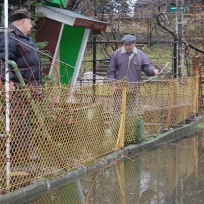 Większość działek została zalana po ulewnych deszczach. Niewiadomo jak długo trzeba będzie czekać aż woda opadnie.