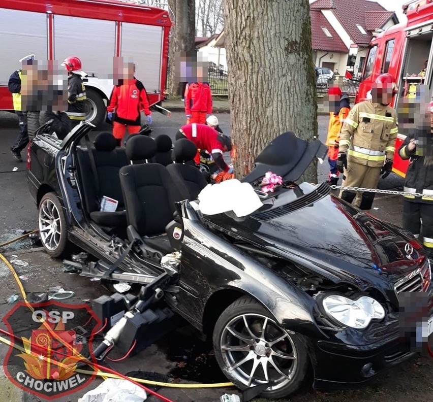 Tragiczny wypadek pod Chociwlem. Ojciec wiozący dzieci uderzył w drzewo. Pięć osób w szpitalu