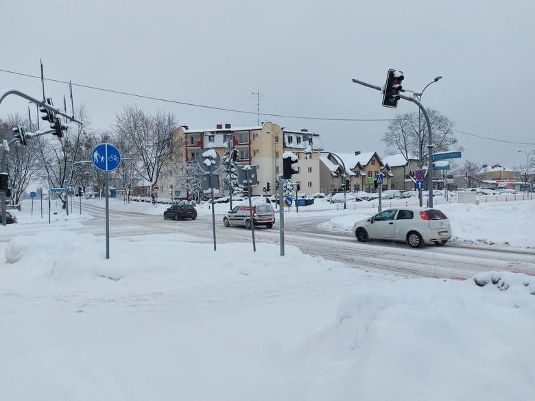 Śnieg padał, a w Białymstoku na ulicach było biało i ślisko. Bo firmom odśnieżającym... zabrakło soli (zdjęcia)