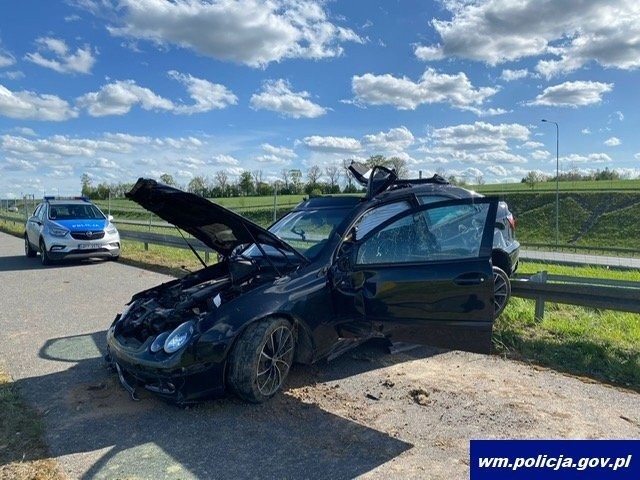 Policjanci wyjaśniają okoliczności zdarzenia drogowego, do...