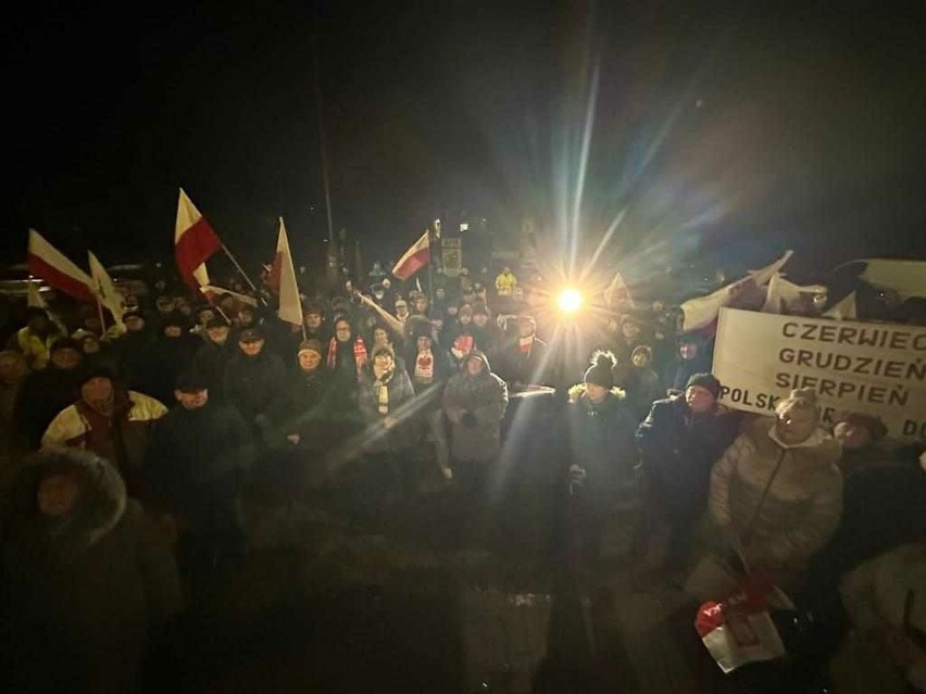 Manifestacja przed budynkiem TVP Szczecin [ZDJĘCIA]