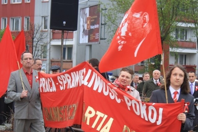 Manifestacja pierwszomajowa w Dąbrowie Górniczej - zebrało się niewiele osób, ale za to bardzo oddanych sprawie