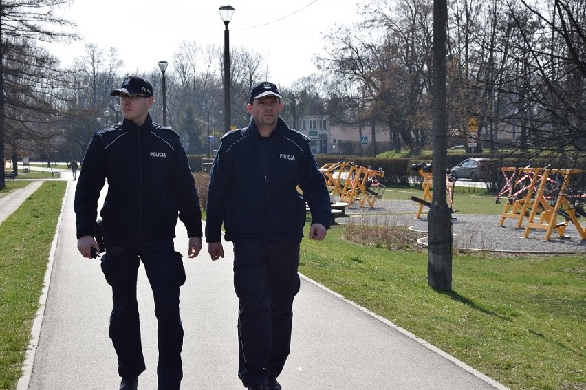 Kraków. Policja kontroluje liczbę osób w pojazdach komunikacji miejskiej oraz w parkach i skwerach