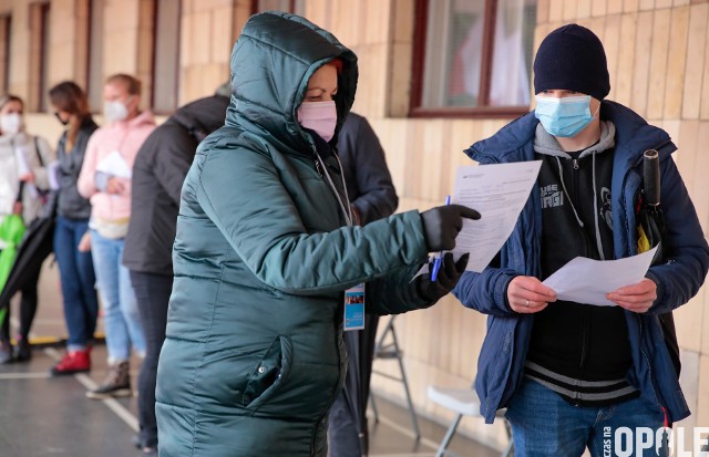 Akcja szczepień przeciwko COVID pod Opolskiem Urzędem Wojewódzkim