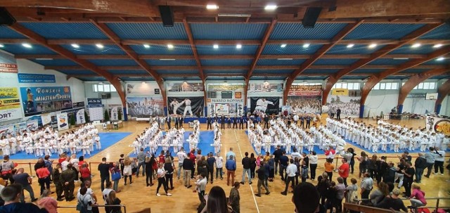 Trzystu zawodników z całej Polski rywalizowało w Końskich w popularnym Turnieju Karate o Puchar z Żeliwa. Była to dziewiąta edycja tej imprezy, organizowanej przez byłego utytułowanego zawodnika, a obecnie trenera Mateusza Garbacza. Zawodnicy z blisko 30 klubów walczyli w następujących kategoriach wiekowych: do 7, 9, 11, 13, 15 i 17 lat.  Było dużo emocji i sportowych wrażeń. -Cieszę się, że ten turniej cieszy się tak dużym zainteresowaniem. Przyjeżdżają zawodnicy z całej Polski. Z roku na rok poziom jest coraz wyższy i walka o medale coraz bardziej zacięta - powiedział Mateusz Garbacz, trener w Koneckim Klubie Karate Kyokushin, organizator imprezy. Wszyscy otrzymali medale, a niezwykle okazały był puchar za pierwsze miejsce w rywalizacji drużynowej. - Jest na nim wizerunek prezydenta Światowej Organizacji Karate - Japończyka Kenji Midori i on powstawał też w szczególny sposób - zaznaczył organizator Mateusz Garbacz. (dor)