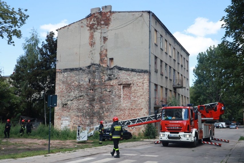 Zawaliła się kamienica w Łodzi! Trwa akcja strażaków i zabezpieczanie miejsca katastrofy! W kamienicy mogli być ludzie! ZDJĘCIA 