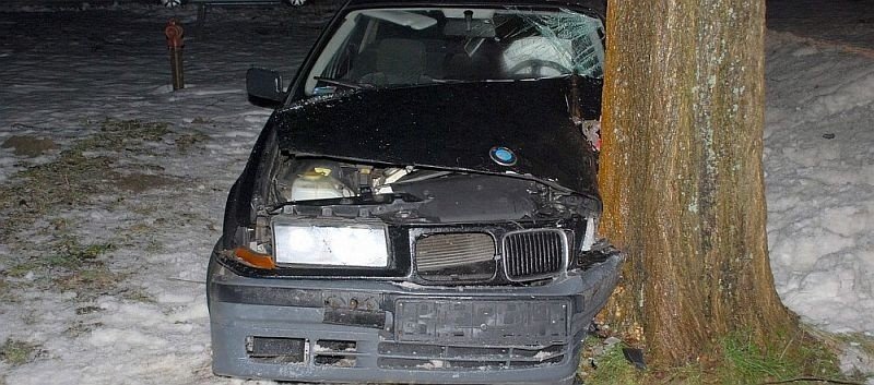 Wypadek. Kobieta wbiła się bmw w drzewo. Kurier Poranny