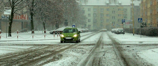 Szczecińskie ulice w wielu miejscach są totalnie nieodśnieżone.