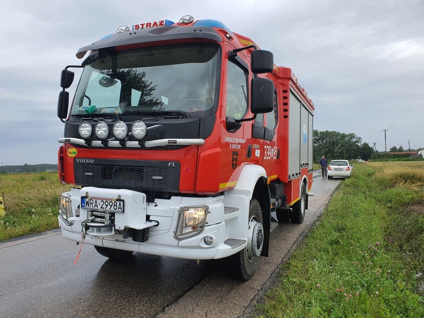 Wypadek w gminie Skaryszew. Kierowca laguny dachował na drodze i wylądował w polu kukurydzy