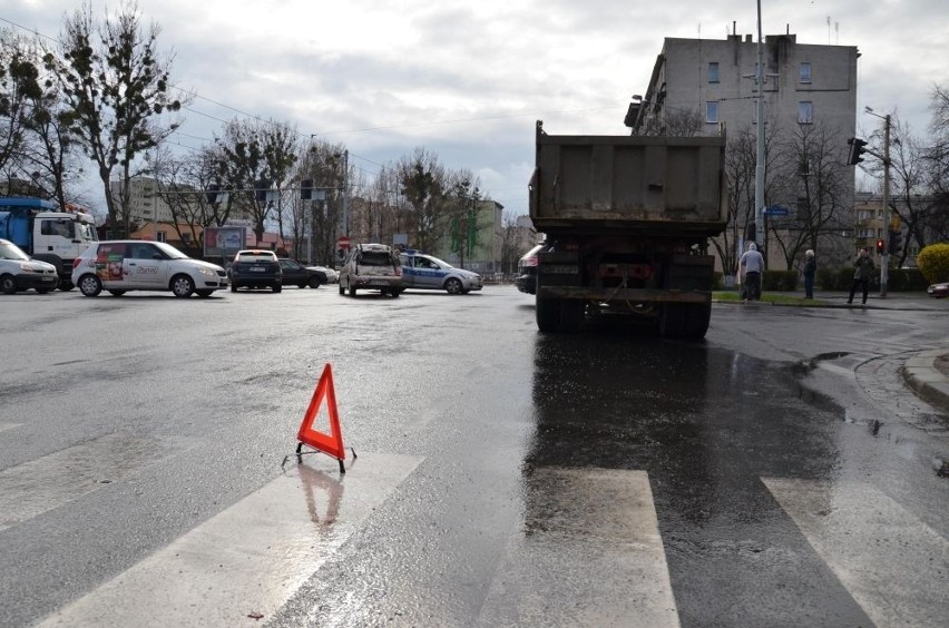 Wrocław: Wypadek na Grabiszyńskiej. Ciężarówka uderzyła w samochód osobowy (ZDJĘCIA)