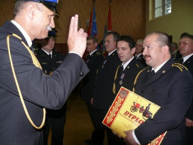 Przy okazji swojego święta włoszczowscy strażacy zostali uhonorowani odznakami Zasłużony dla Ochrony Przeciwpożarowej. Rzecznik włoszczowskiej straży Dariusz Gieroń (pierwszy z prawej) za wzorową postawę i wysokie osiągnięcia otrzymał dyplom komendanta głównego.