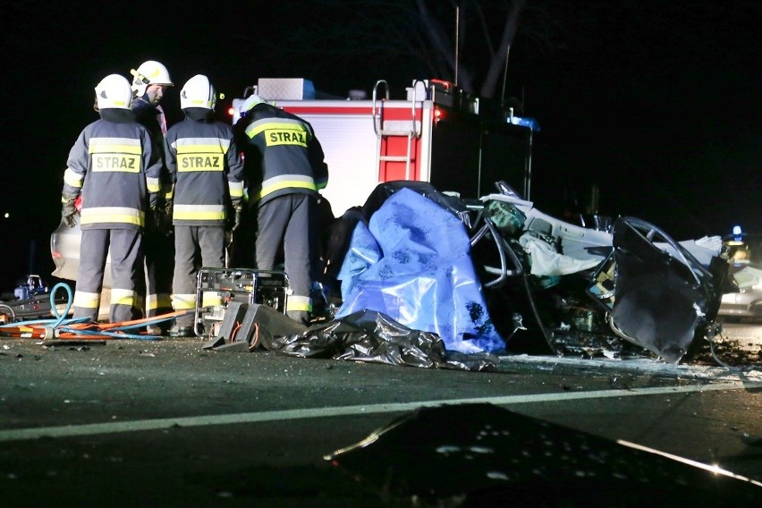 Wypadek pod Wrocławiem. Cztery osoby nie żyją po czołowym zderzeniu dwóch samochodów BMW [ZDJĘCIA]