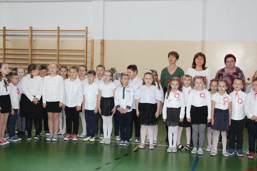 Uczniowie Szkoły Podstawowej w Miedzierzy śpiewali Hymn Polski [ZDJĘCIA]