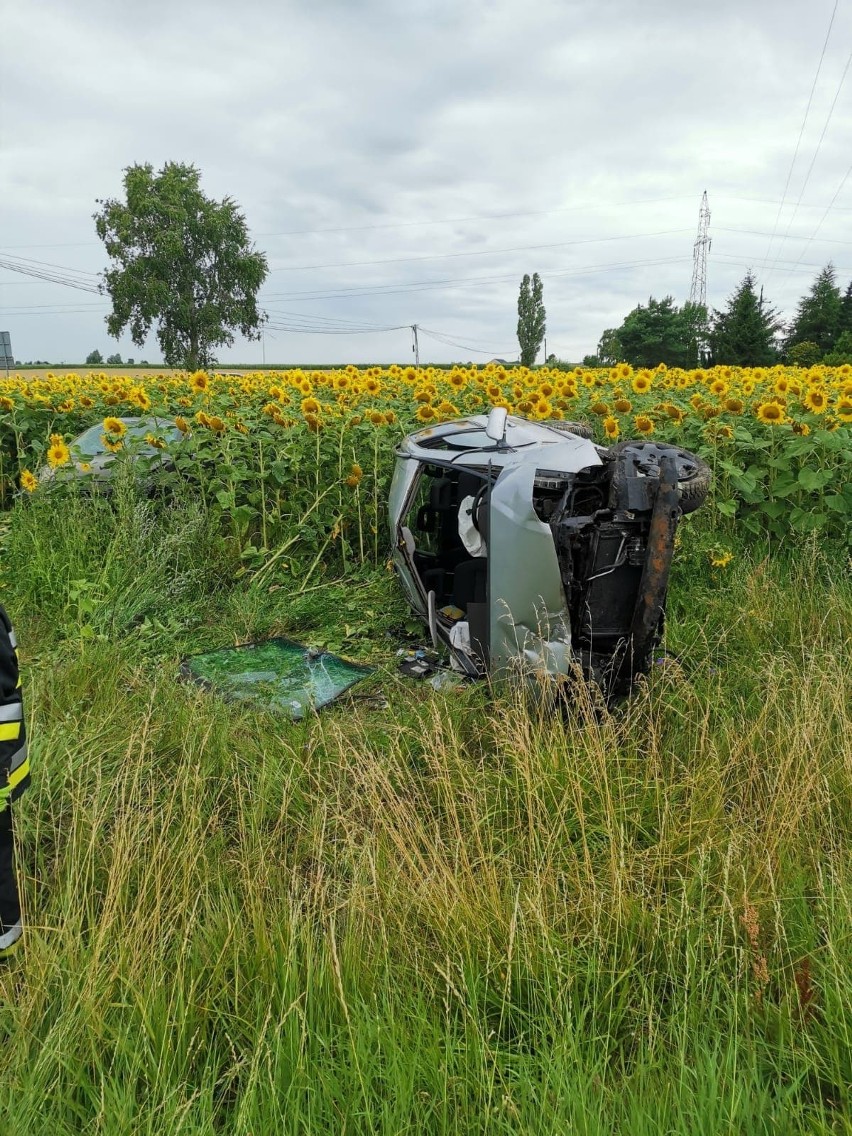 W Grzywnie pod Toruniem zderzyły się dwa samochody osobowe. Jeden dachował