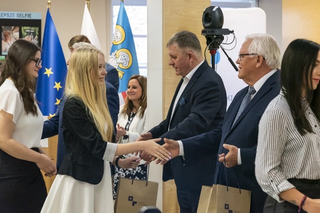 - Czuję satysfakcję. U mnie w podstawówce również nie było takich nagród - mówi jedna ze stypendystek.