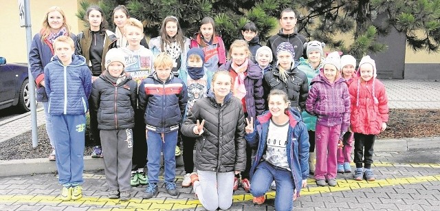 Reprezentacja Nadiru Jędrzejów, która wzięła udział w zawodach rozgrywanych w Katowicach.