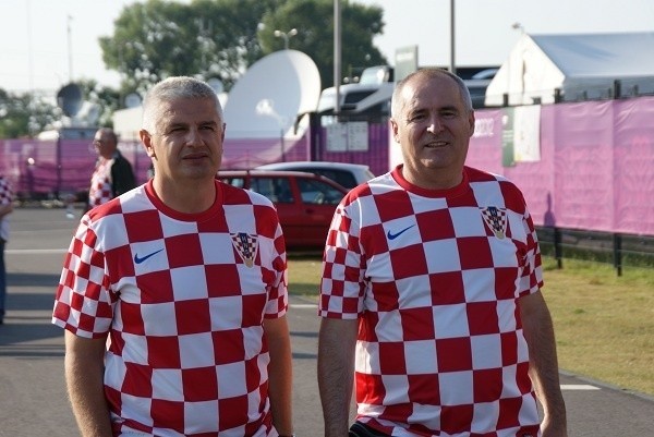 Kibice Chorwacji i Hiszpanii przed stadionem w Gdańsku.