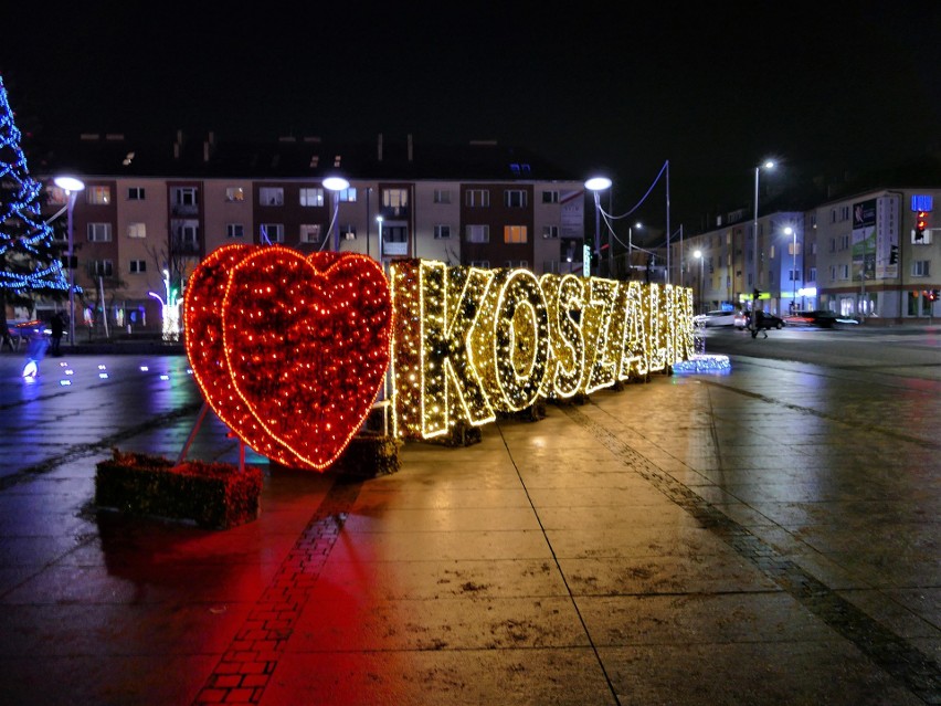 Świąteczne iluminacje w Koszalinie wieczorową porą.