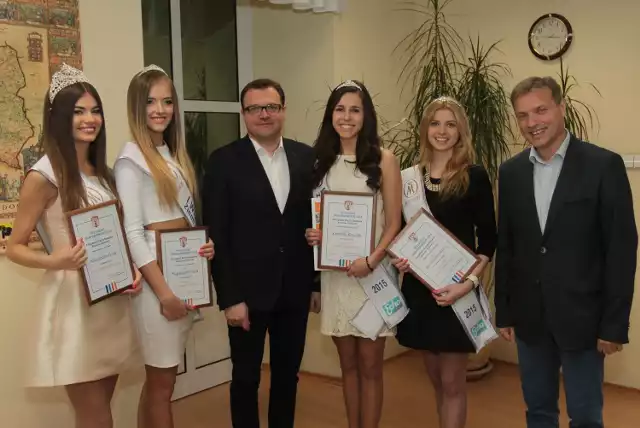 Laureatki Miss Polski Ziemi Radomskiej 2015 z prezydentem Radomia, Radosławem Witkowskim i dyrektorem "Echa Dnia".