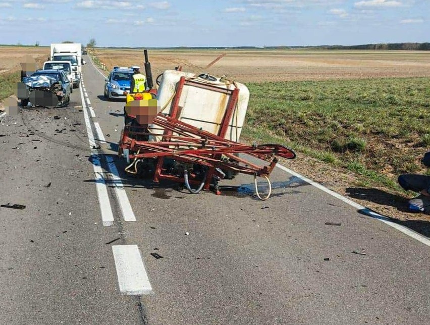 Zabiele. Wypadek na drodze wojewódzkiej nr 647. Kierowca samochodu osobowego uderzył w tył ciężarówki [zdjęcia]