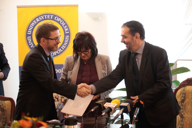 Od lewej: Dariusz Frankowski i Barbara Żukowska z zarządu Mostostalu po podpisaniu umowy z rektorem prof. Markiem Masnykiem. 