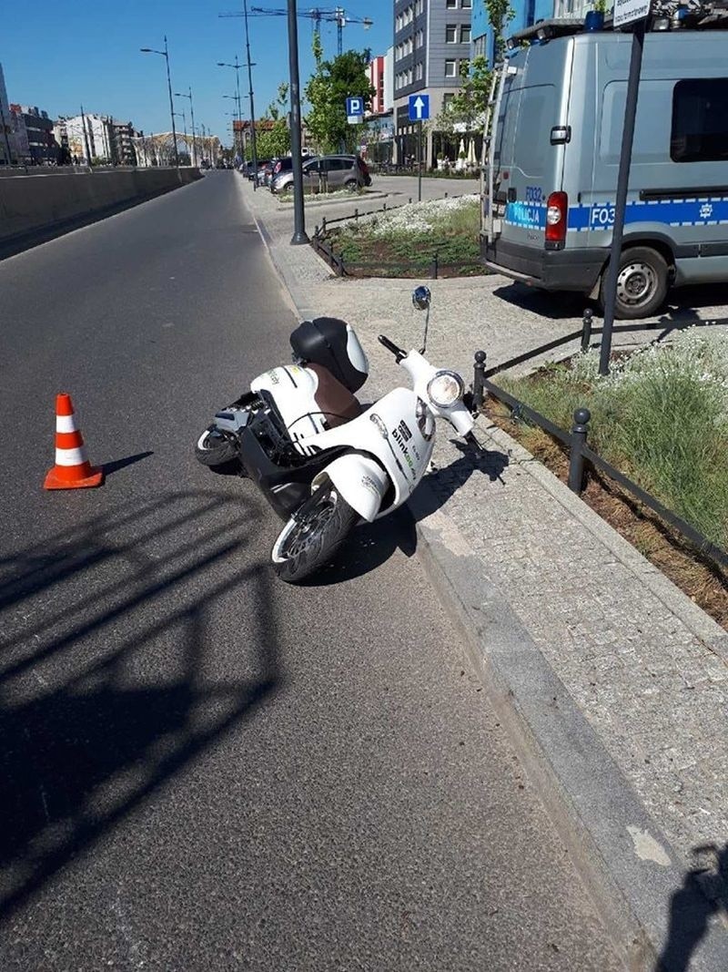 Pierwszy wypadek skutera miejskiego. Obywatel Arabii Saudyjskiej z żoną upadli na jezdnię [ZDJĘCIA]