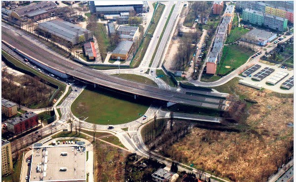 A to Drogowa Trasa Średnicowa w Zabrzu i rondo de Gaulle'a. To na razie konioec średnicówki, ale, na pocieszenie - budowa kolejnych odcinków w Zabrzu i Gliwicach trwa. DTŚ w Zabrzu będzie gotowa w 2014. Nast. zdjęcia - trasa N-S w Rudzie Śl.