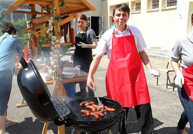 Imprezy w "Rolniku" udają się m.in. dlatego, że nikt nie chodzi głodny. Zawsze jest co "przekąsić". Przy grillu - Adam Kołodziejski,  uczeń kl. III Technikum Wetrynaryjnego