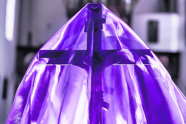 Wydarzeniem liturgii wielkopiątkowej jest adoracja Krzyża. Zasłonięty fioletowym suknem Krzyż wnosi się przed ołtarz