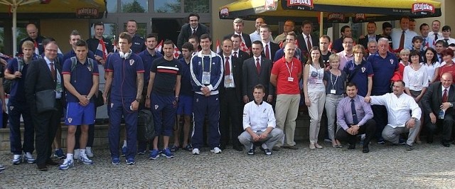 Rodzinne zdjęcie na zakończenie pobytu w Warce. Na zdjęciu piłkarze, działacze, pracownicy hotelu i policjanci pilnujący ekipy. Ze słuchawkami i i-podem Mario Mandzukić, strzelec trzech bramek na Euro 2012.