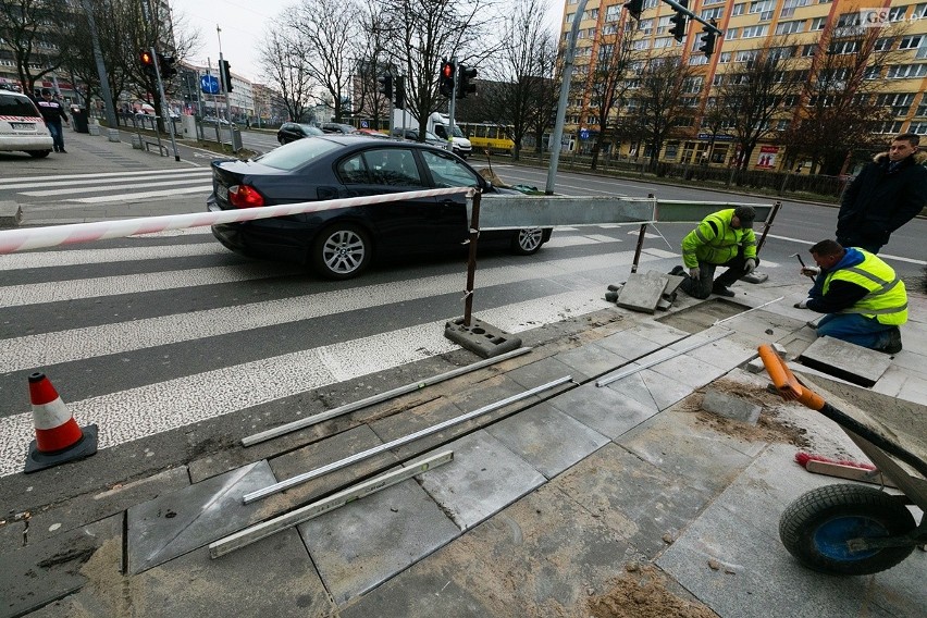 Trwa budowa pierwszego w Szczecinie przejścia dla pieszych z...