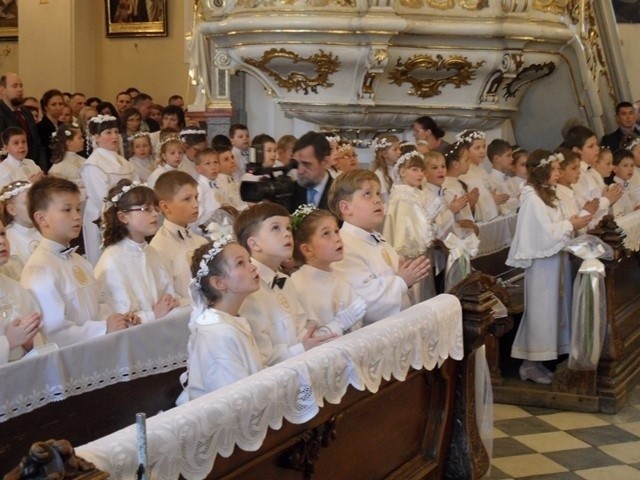 Dziś przed południem w parafii św. Piotra i Pawła w Skoczowie odbyła się uroczystość pierwszej komunii.