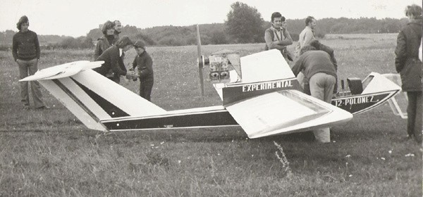 Józef Leniec ze swoim samolotem na lądowisku w Marcelinie. 