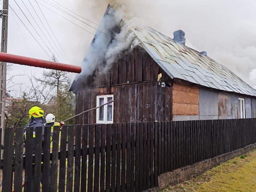 Myszyniec. Pożar domu w Myszyńcu Starym. Z pożarem walczyło kilka jednostek straży. 20.04.2022. Zdjęcia