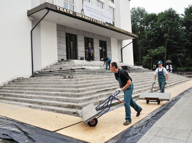 Granitowe płyty już wkrótce znajdą się na schodach Teatru Dramatycznego. Remont ma potrwać do końca sierpnia.