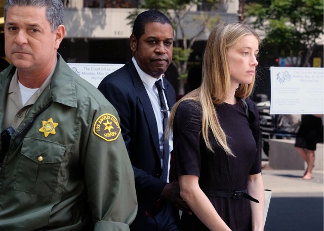 Amber Heard po wyjściu z sądu, gdzie została przesłuchana. Na jej twarzy widać siniaki, które miały powstać po tym, jak Depp rzucił w nią telefonem.