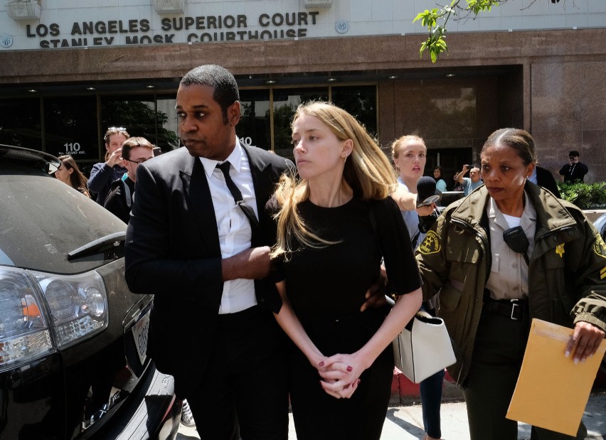Amber Heard po wyjściu z sądu, gdzie została przesłuchana....
