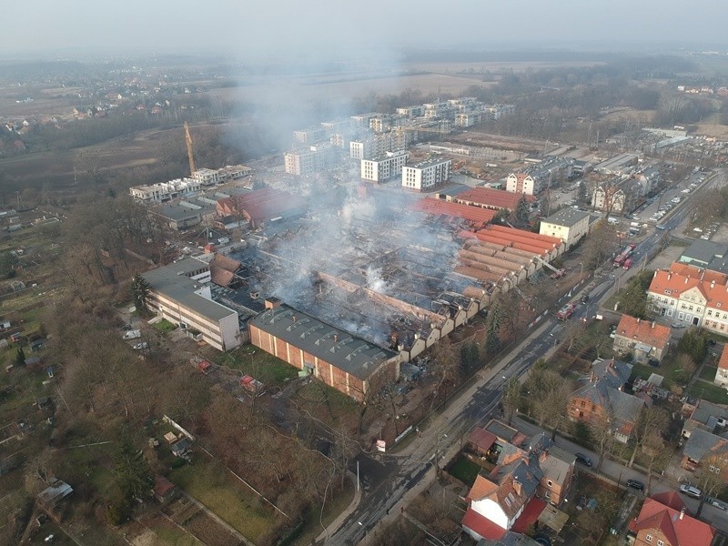 Potężny pożar na Stabłowicach. Spłonęła była hala produkcyjna i magazyn [FILM, ZDJĘCIA]