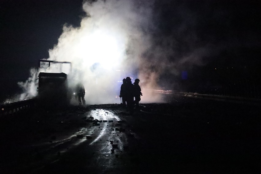 Wypadek ciężarówek na A4 pod Legnicą. Cysterna stanęła w ogniu. Wciąż są utrudnienia!