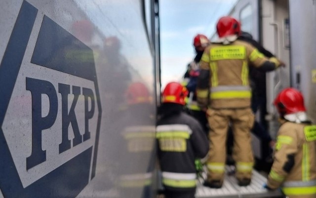 Pomoc w ewakuacji 127 pasażerów z uszkodzonego pociągu w miejscowości Krzcięcice.