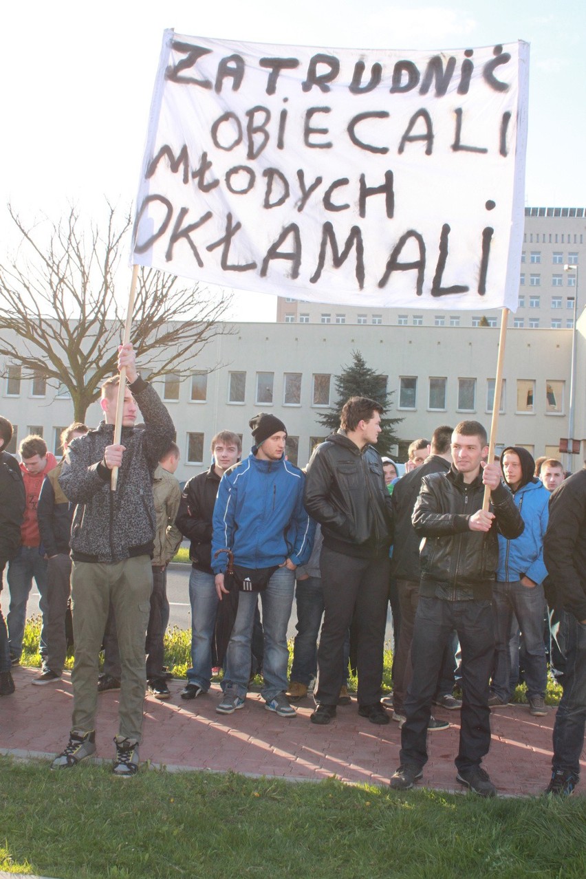 Absolwenci klas górniczych pikietowali przed siedzibą JSW.