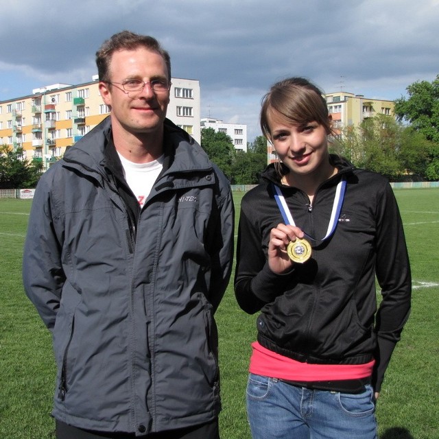 Małgorzata Zyśk prezentuje medal zdobyty w Wiedniu. Obok jej klubowy trener Daniel Zgleszewski.